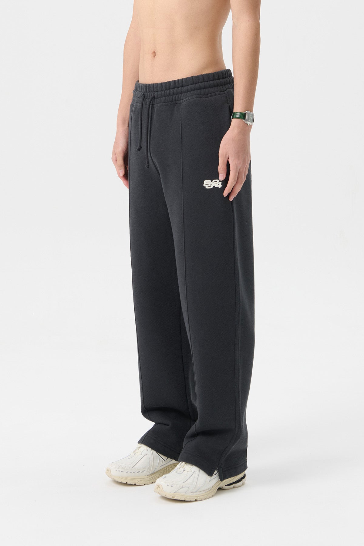 SG24 LOGO STRAIGHT LEG SWEATPANTS - JET BLACK